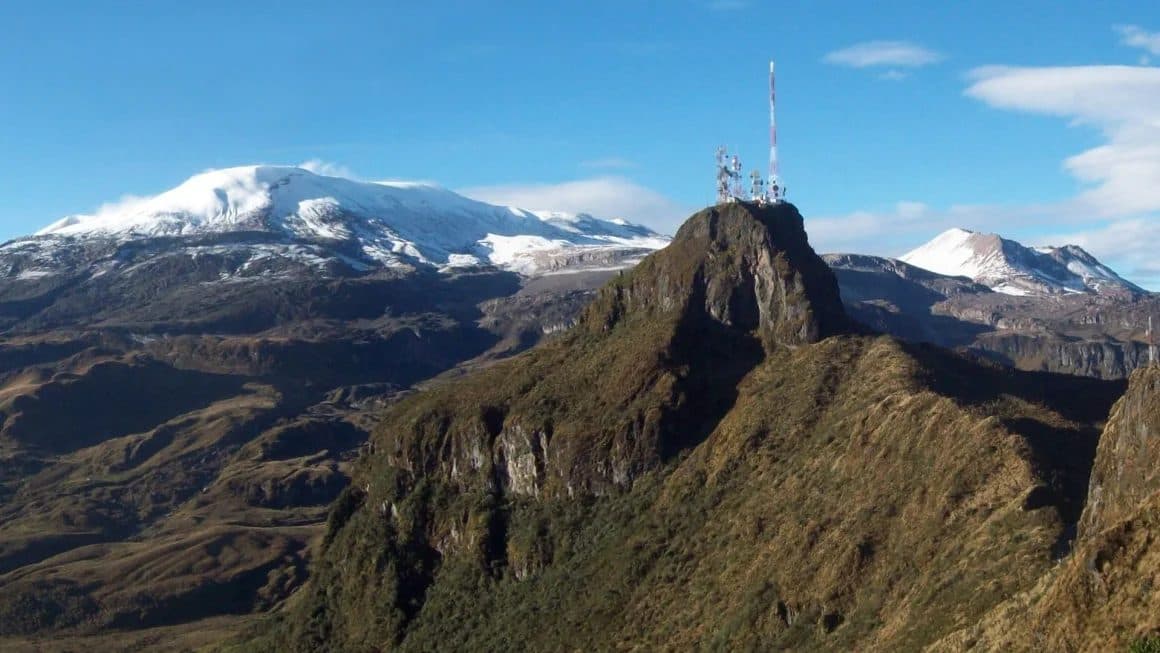 Los nevados del Ruiz y Santa Isabel sobre la cordillera, vistos desde el Eje Cafetero.